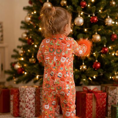 pyjama-noel-enfant-joue-dans-arbre-noel