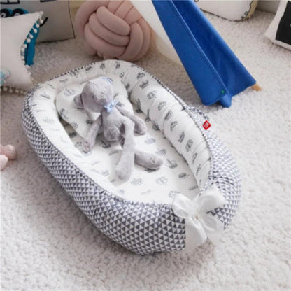 réducteur de lit bébé royal dans la chambre enfant avec un ourson couché dedans