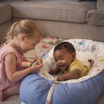 réducteur de lit cododo bébé plat ventre salon s'amuse sœur