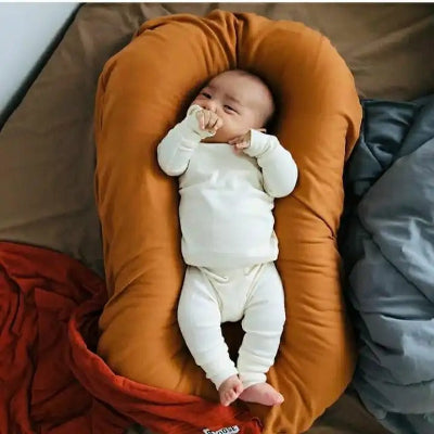 reducteur de lit housse rouille avec bébé