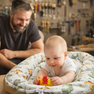 reducteur de lit 6 12 mois bébéavec papa dans atelier