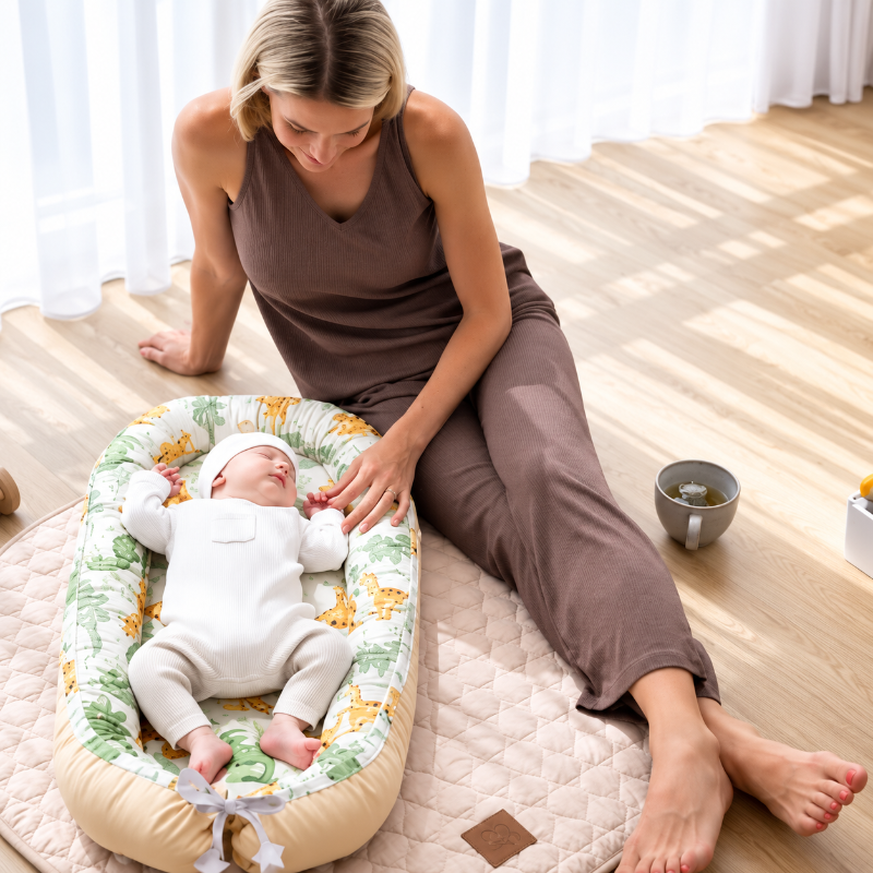 reducteur-de-lit-6 12-mois-au-salon-avec-maman-bébé