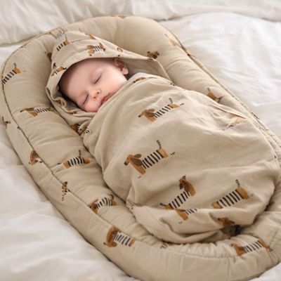 reducteur-de-lit-6 12mois-bebe-dort-sur-lit-maman