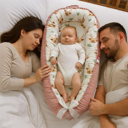 réducteur de lit bebe rose avec motif de tête de cerf et ses parents cododo