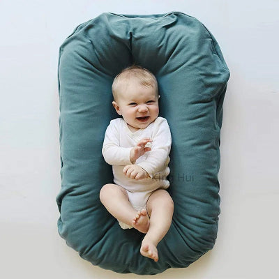 réducteur de lit-housse verte avec bébé