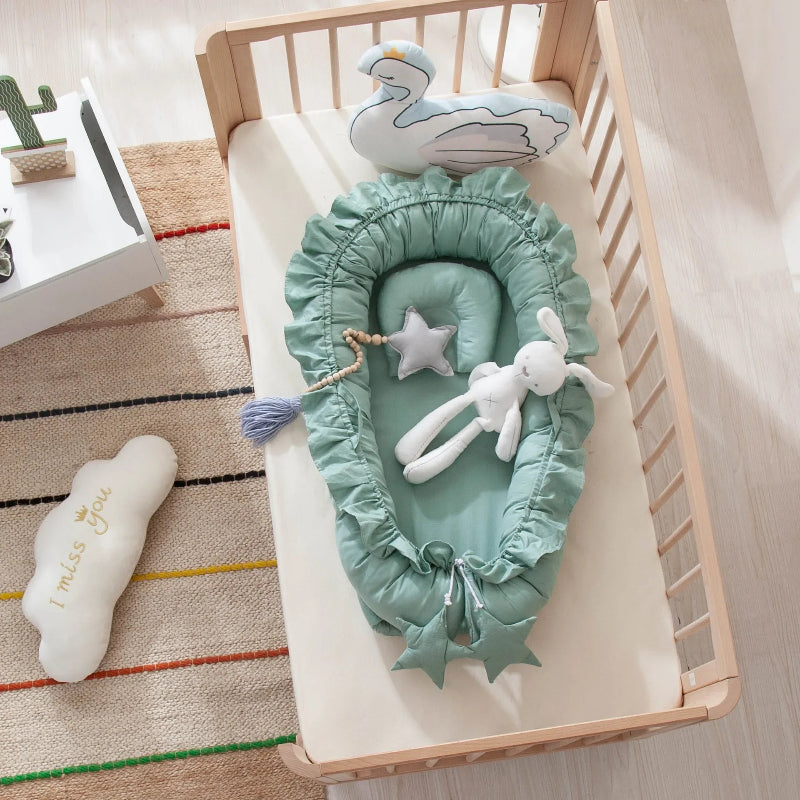 reducteur-de-lit-vert-dans-berceau