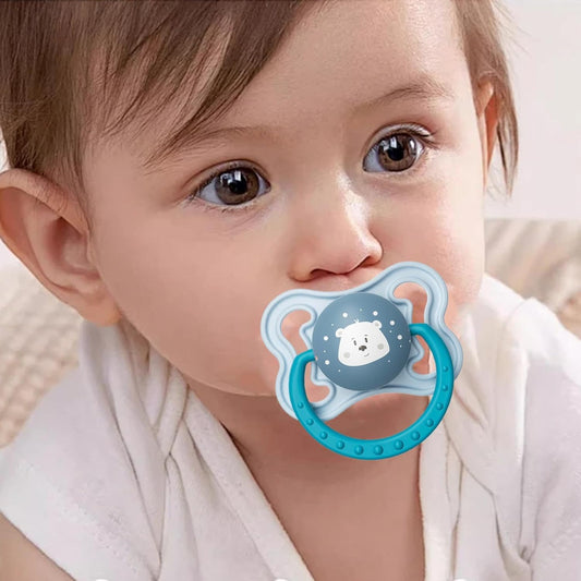 bébé avec tetine  tête d'ours