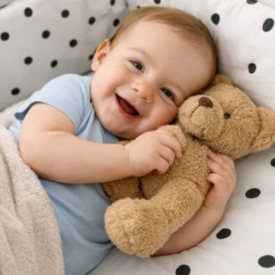 tour-de-lit-bebe-content-avec-ourson