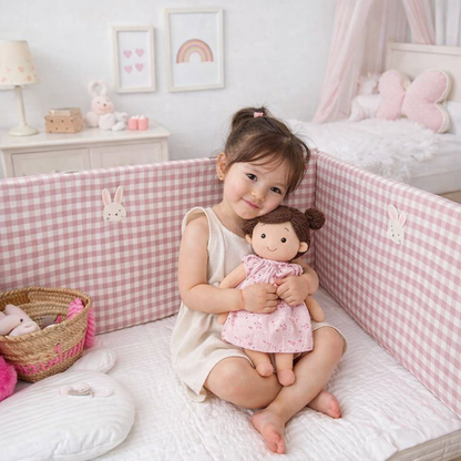 tour de lit bébé lapin avec fillette