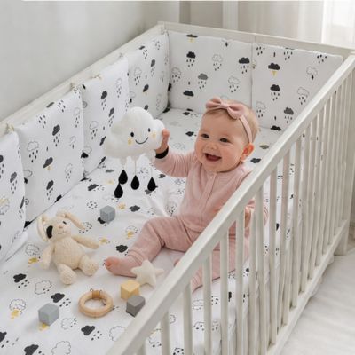 tour-de-lit-nuage-bebe-s'amuse