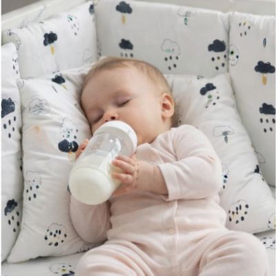 tour-de-lit-nuage-confortable-bébé-biberon