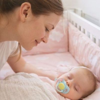 tour-de-lit-nuage-fille-maman-rassurer