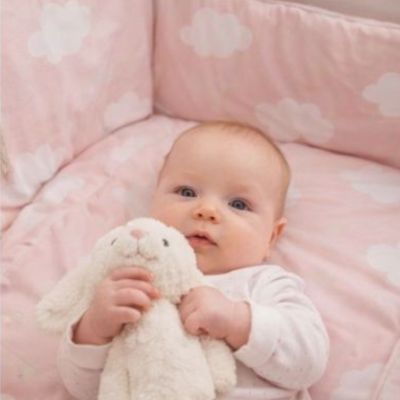 tour-de-lit-nuage-fille-mignonne-rose