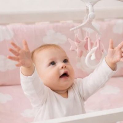tour-de-lit-nuage-fille-qui-attrape-mobile