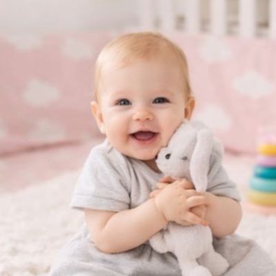 tour-de-lit-nuage-fille-qui-sert-son-lapin