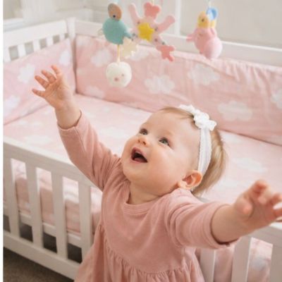 tour de lit nuage fille s'amuse