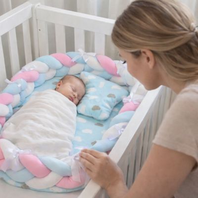 tour-de-lit-nuage-tressé-rose-blanc-bleu-regard-maman