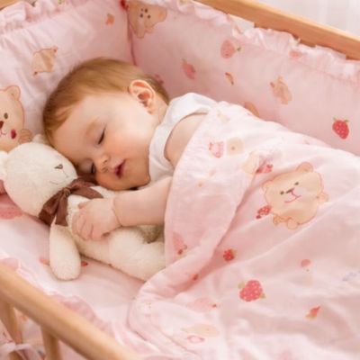 tour-de-lit-ourson-bébé-dort-profondément
