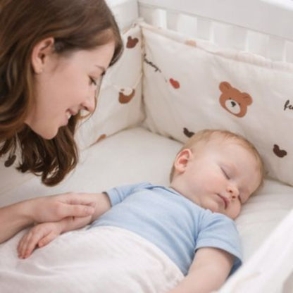 tour-de-lit-ourson-bébé-dort