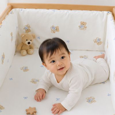tour de lit ourson bébé à plat ventre