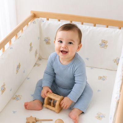 tour de lit ourson bébé assis joue avec camion