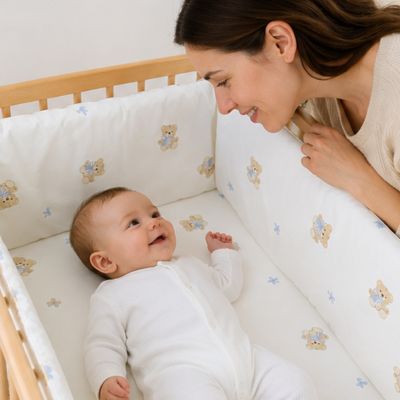 tour de lit ourson bébé regarde maman
