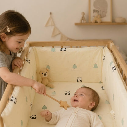 tour de lit ourson bébé s'amuse avec sa soeur dans berceau
