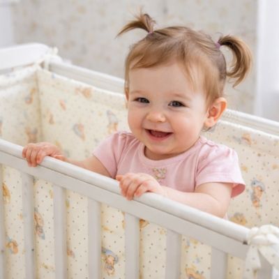 tour-de-lit-ourson-fillette-debout-souriant