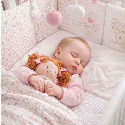 tour-de-lit-ourson-fillette-endormie-poupee