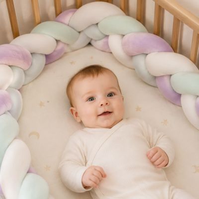 tour de lit ressé violet lavande blanc avec bébé