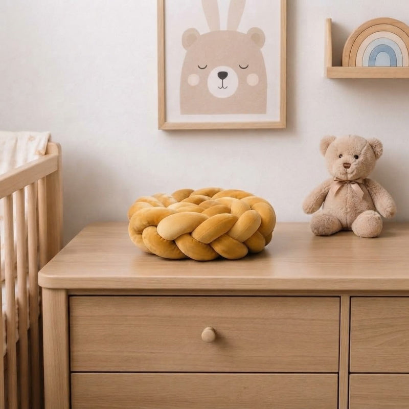 Tour de lit tressé jaune sur bureau avec ourson