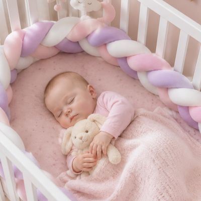 tour de lit tressé violet rose blanc bébé dort