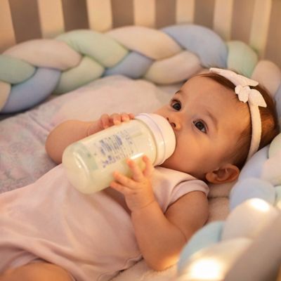 tresse-de-lit-bébé-apaisé-boit biberon