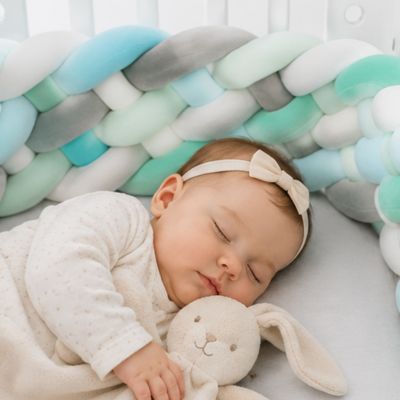 Tresse de lit : bébé dort avec lapin.