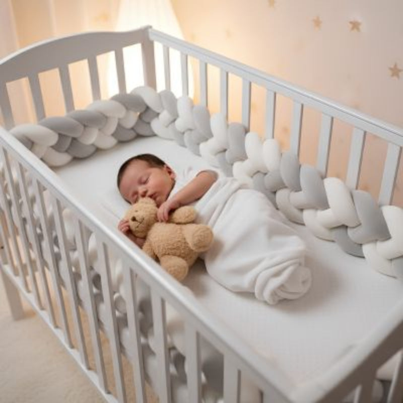 Tresse de lit bébé gris blanc avec bébé dort avec ourson