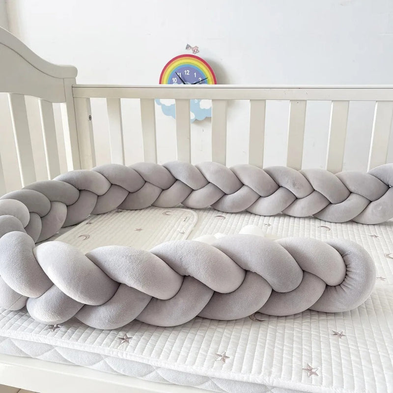 tresse de lit bébé grise dans berceau