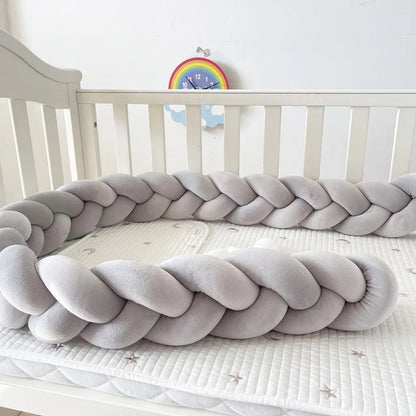tresse de lit bébé grise dans berceau