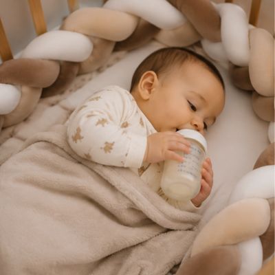 tresse de lit bebe boit biberon berceau