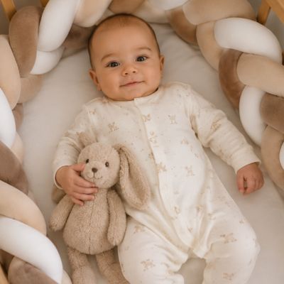 tresse de lit bébé couché dos calme