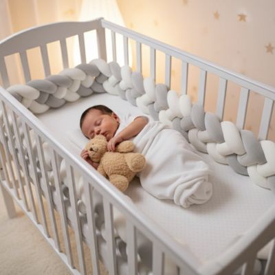 tresse de lit bébé gris-blanc avec bébé dort avec ourson