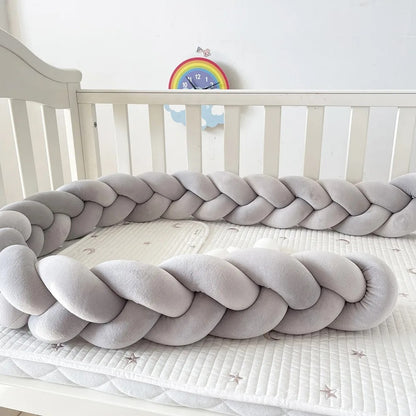 tresse de lit bébé grise dans berceau