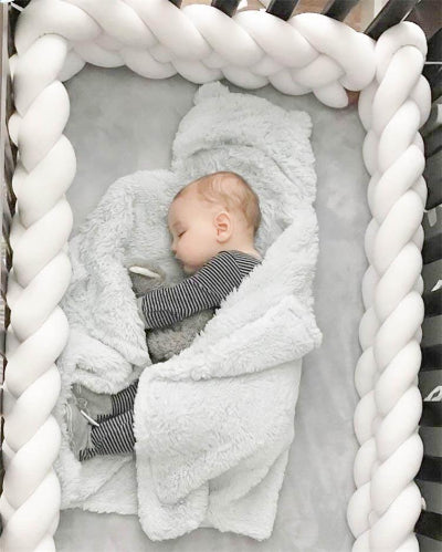 tresse- de- lit -blanc-protection pour bébé qui dort