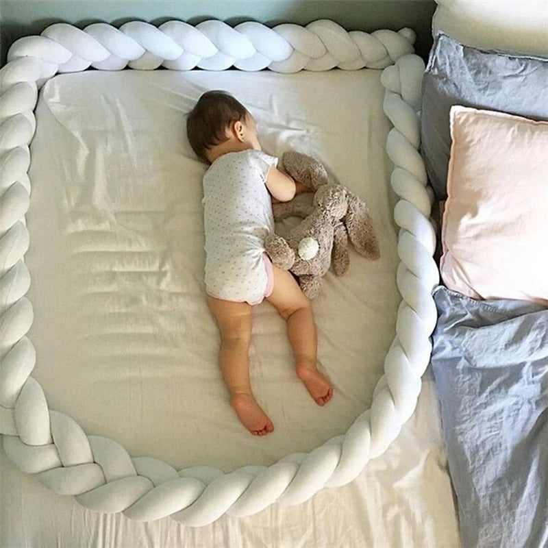 tresse de lit entour bébé qui fait sieste ave son lapin