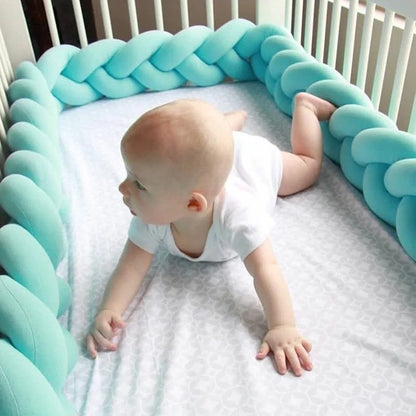 tresse de lit verte avec bébé