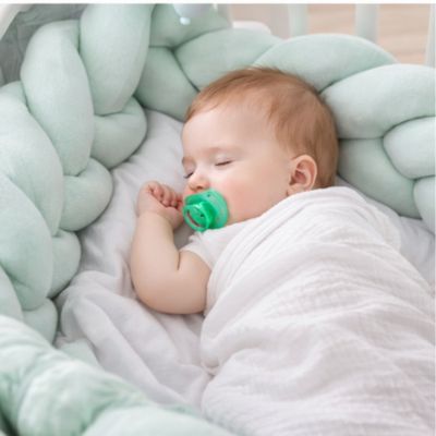 tresse-de-lit-verte-avec bébé dort paisiblement
