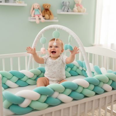 tresse de lit verte et bébé assis s'amuse