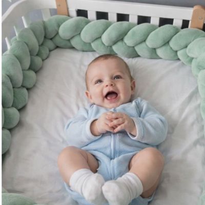 tresse-de-lit-verte-garçon-heureux