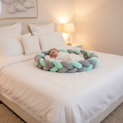 tresse de lit verte sur lit maman avec bébé