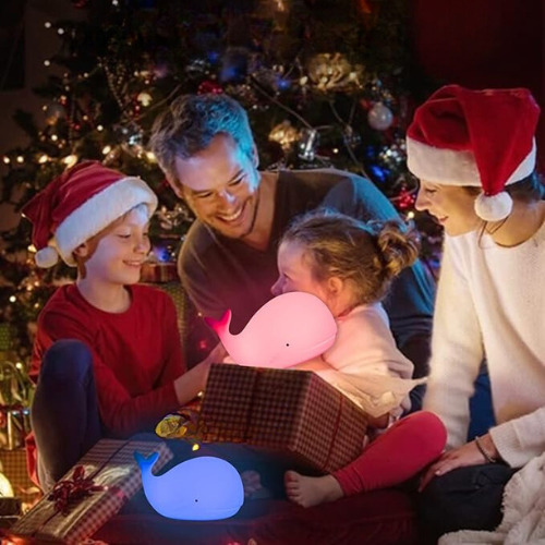 petite-fille-avec-ses-parents-et-son-frère-qui-recoit-la-veilleuse-baleine-en cadeau-de-Noel