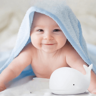 Veilleuse -Baleine- Mobby -avec-bébé-sourire